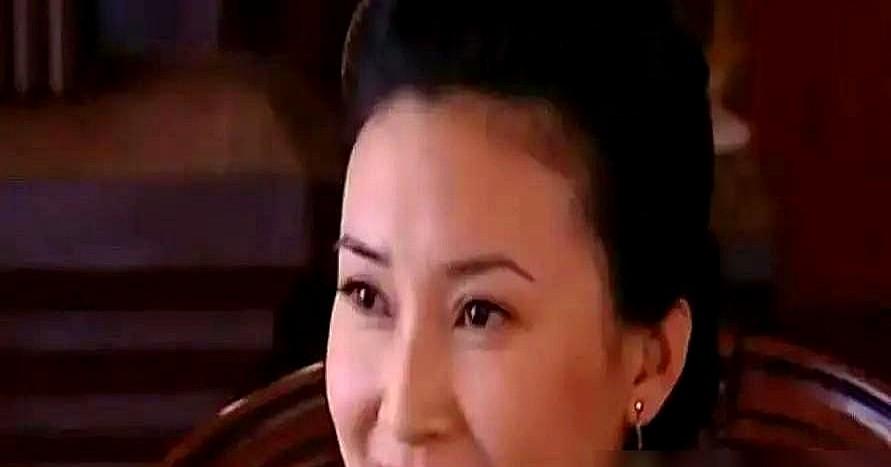 重看《金粉世家》才懂，最狠的不是冷清秋，而是那个一声不吭的二姨太。金家败落，