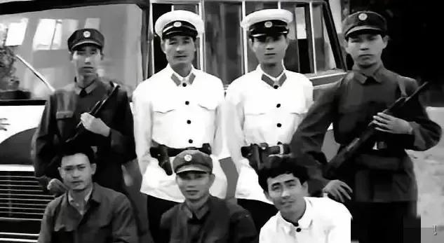 伪保长被抓喊冤：我是红军师政委！司令查完材料：遣返务农1950年，大悟县逮