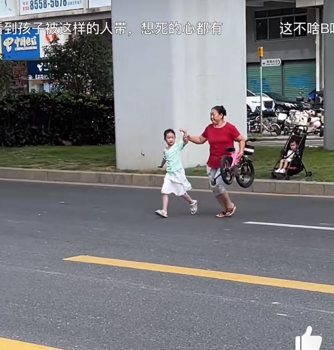 这样的奶奶带孙子，这是既坑儿子更害孙子。看车牌，事发应该是深圳。奶奶带两孙子横穿