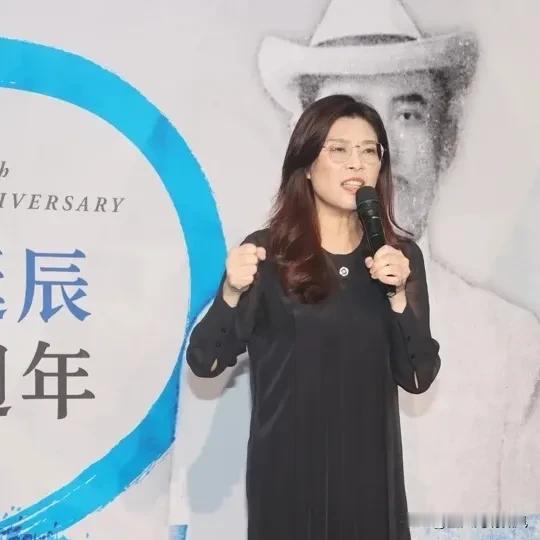 他说：郑丽文新官上任三把火，已经开始烧到郑自己。台湾省国民党主席郑丽文日前出