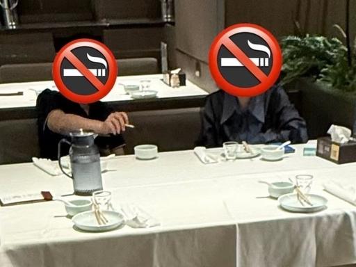 在辽宁沈阳一家连锁饺子馆，被同桌吃饭的网友拍下来传到了网上。照片里，那只碗就摆在