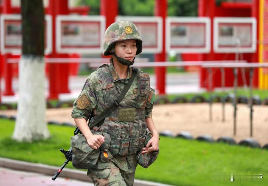 苏大才女携笔从戎，军考夺冠书写青春华章中部战区陆军某旅话务兵黄雨乐，江苏大