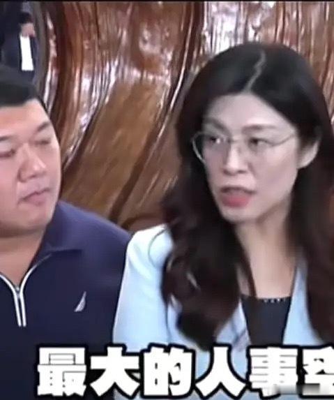 郑丽文要忙了朱带着211名人员辞职对郑丽文来说，是个难题，虽然说可以回聘，但是要