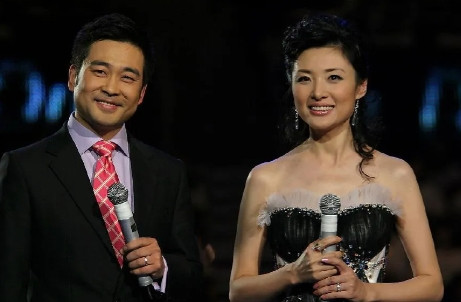 2002年，央视一姐周涛与老公姚科结束12年的婚姻关系，周涛感叹:“婚姻让我痛苦