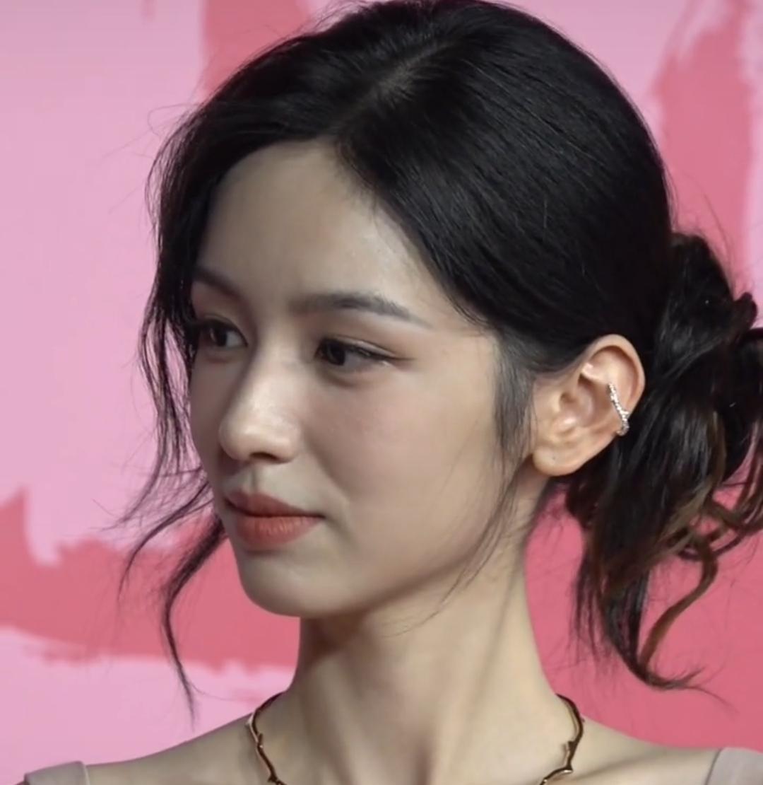 周也真的好美呀，真的，这个才是顶级骨相，越看越舒服，特别特别耐看，小也的脖子和鼻