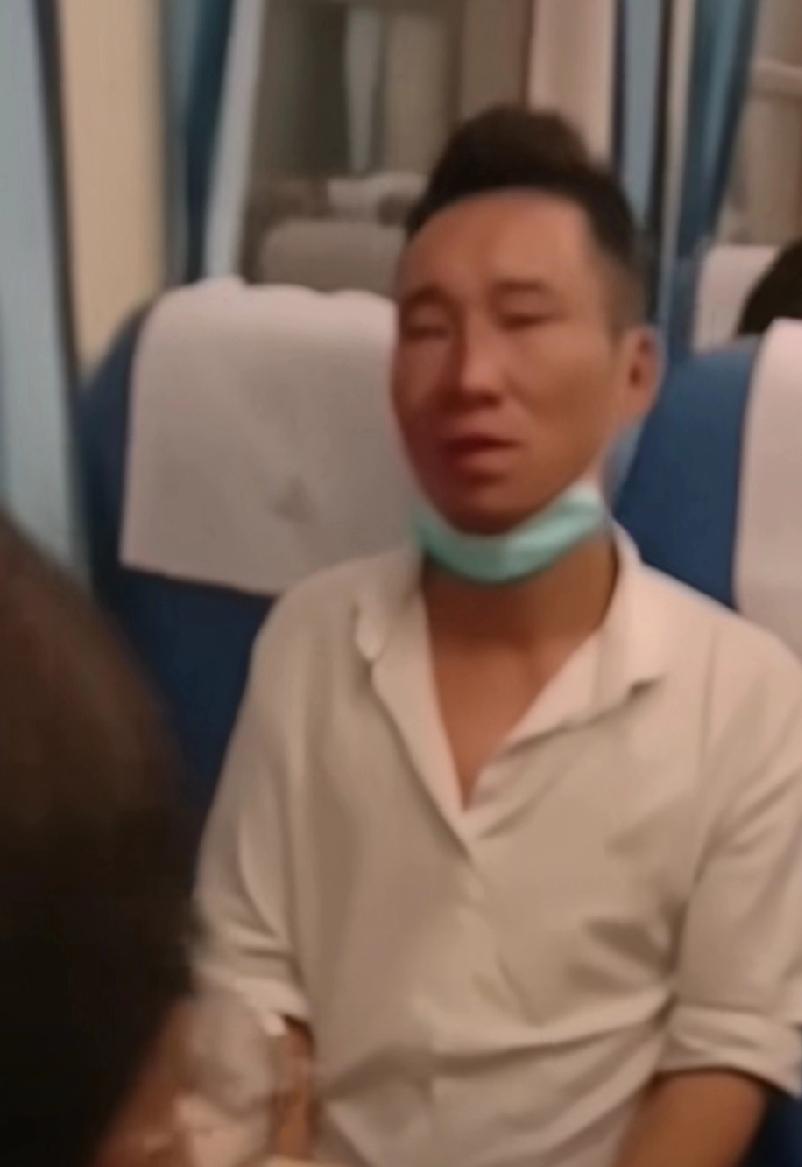 看到这一幕不禁心酸！男子在火车上突然放声大哭，因为在外打工没活干了，提前回家