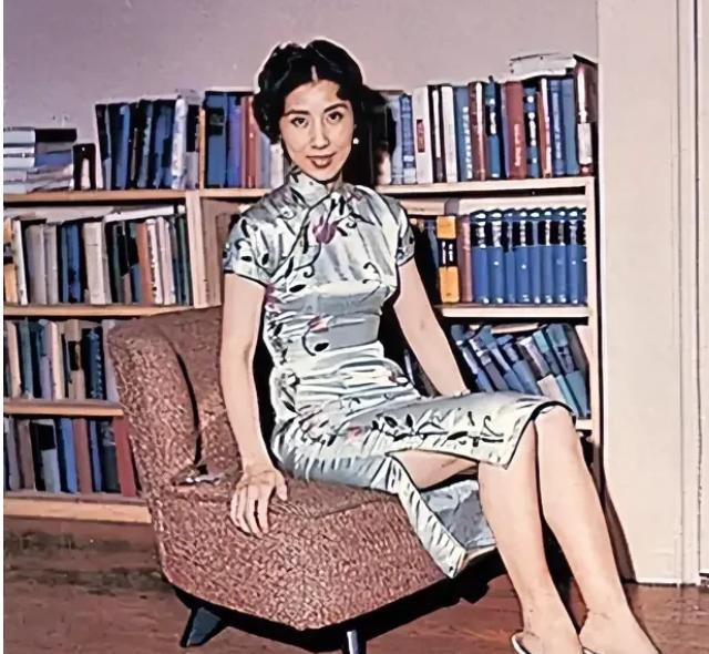 1960年，张灵甫遗孀王玉玲一袭修身旗袍亮相，32岁的她身姿绰约，气质优雅。这张