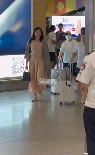 莎莎终于到厦门了。从北京出发时走的VIP通道，清清静静的，但是到达时走的普通通