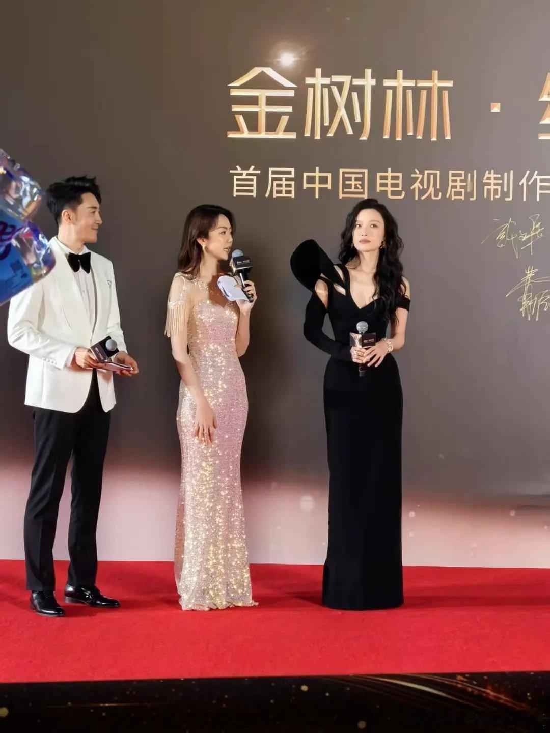 随手拍的工作中的冯禧深圳现在的大型活动几乎都是冯禧主持，业务能力挺不错的。​