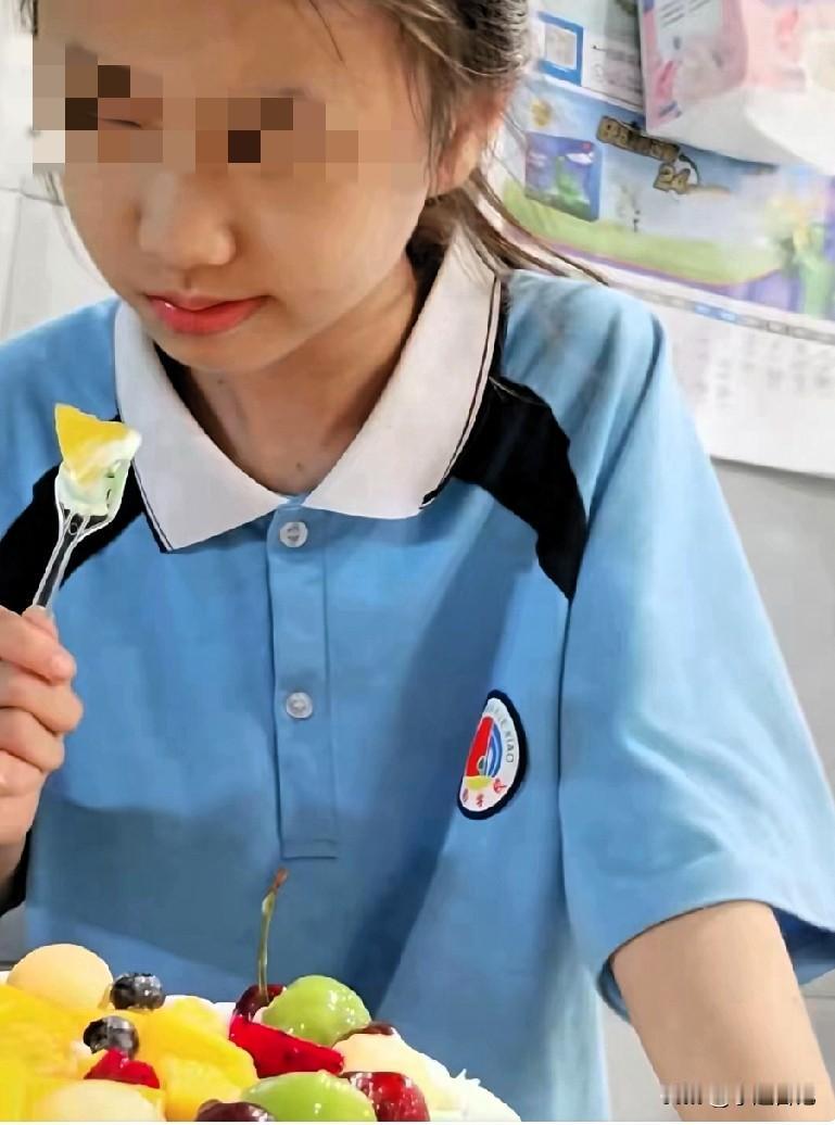 仅仅因为摔了一跤就走了的女孩真的是太让人心疼了，她才11岁啊，还没有和小伙伴一起