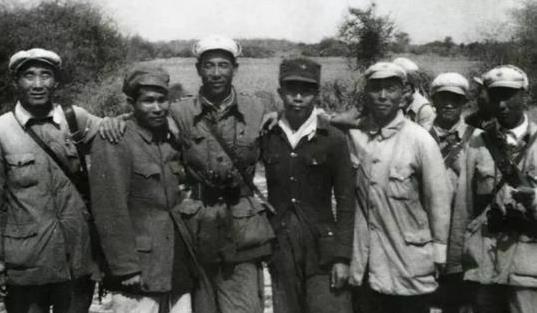 1950年海南解放时，四野官兵登岛后，看着掩护接应的琼崖纵队战士们，官兵顿时愣在