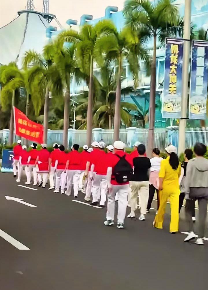 “暴走团”再次出现，这次是在海南的花海岛上，一支人数众多徒步社团。他们每次徒