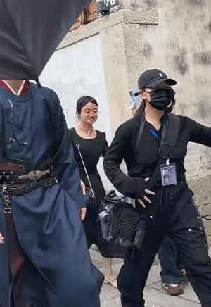 许凯依旧非常丰神俊朗，就是模样冷峻，因为在濮院里他是高冷范的沈大人哟！