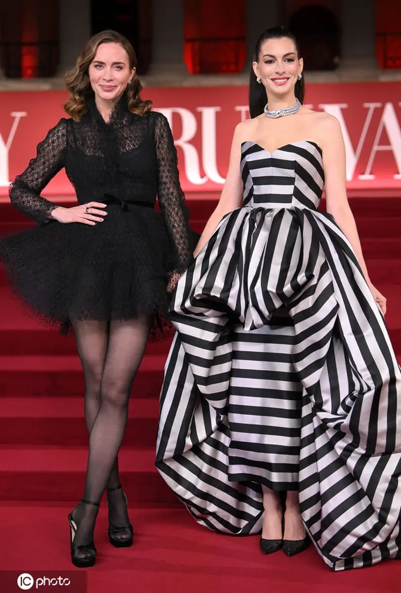 安妮·海瑟薇出席《穿普拉达的女王2》“Runway之夜”活动