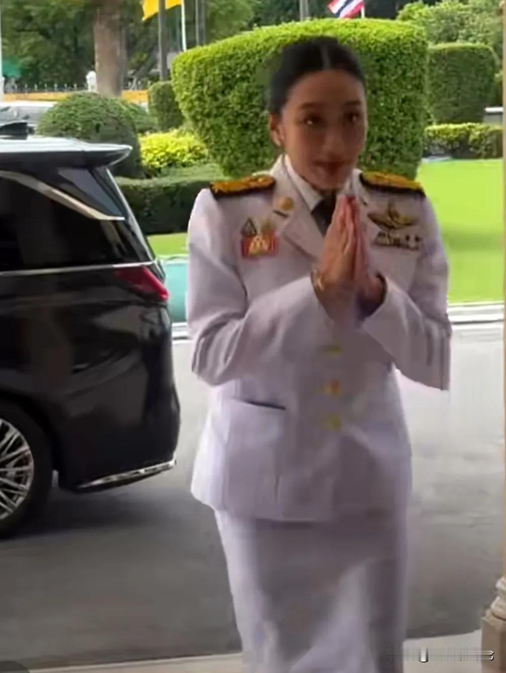洪森彻底输了泰国国王厉害👍，美女总理只休息一天，就重新履职。佩通坦的新职务
