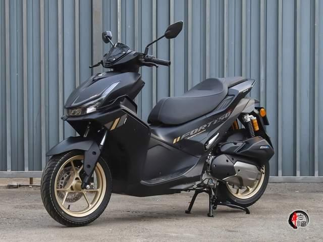 QJMOTOR推出2025款鸿150S运动踏板，主打年轻市场，搭载双通道ABS+