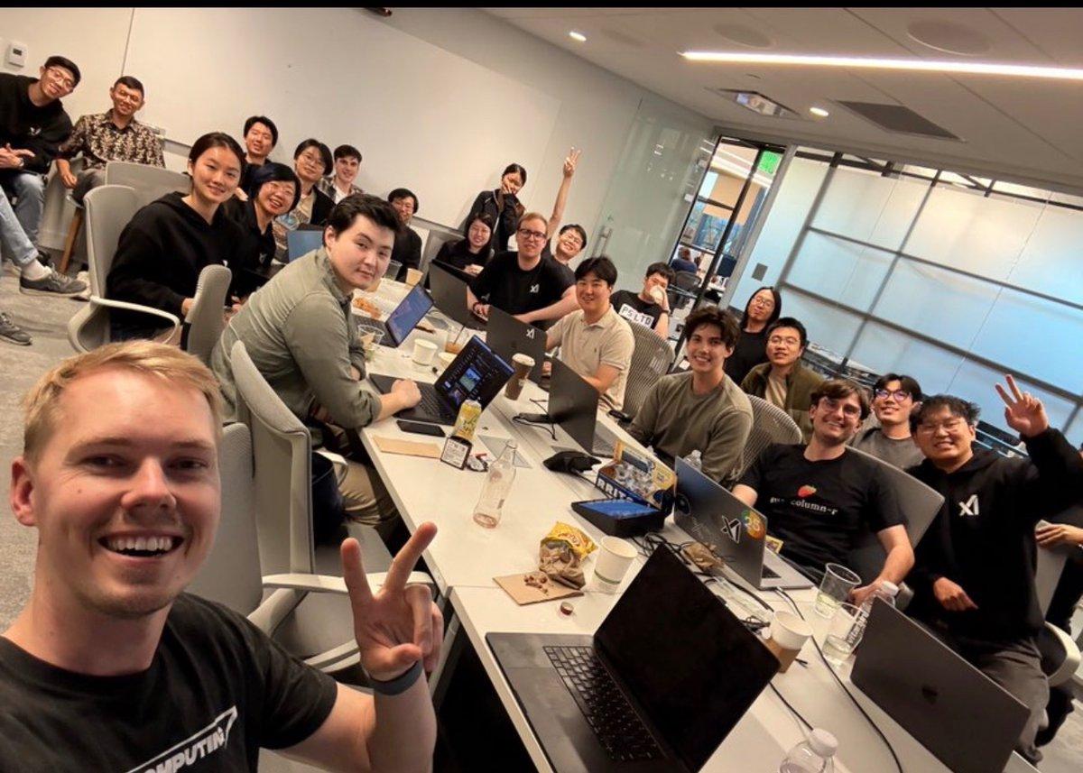 马斯克旗下人工智能公司xAI的团队合影，绝大多数面孔是东亚人（主要是华人），只有