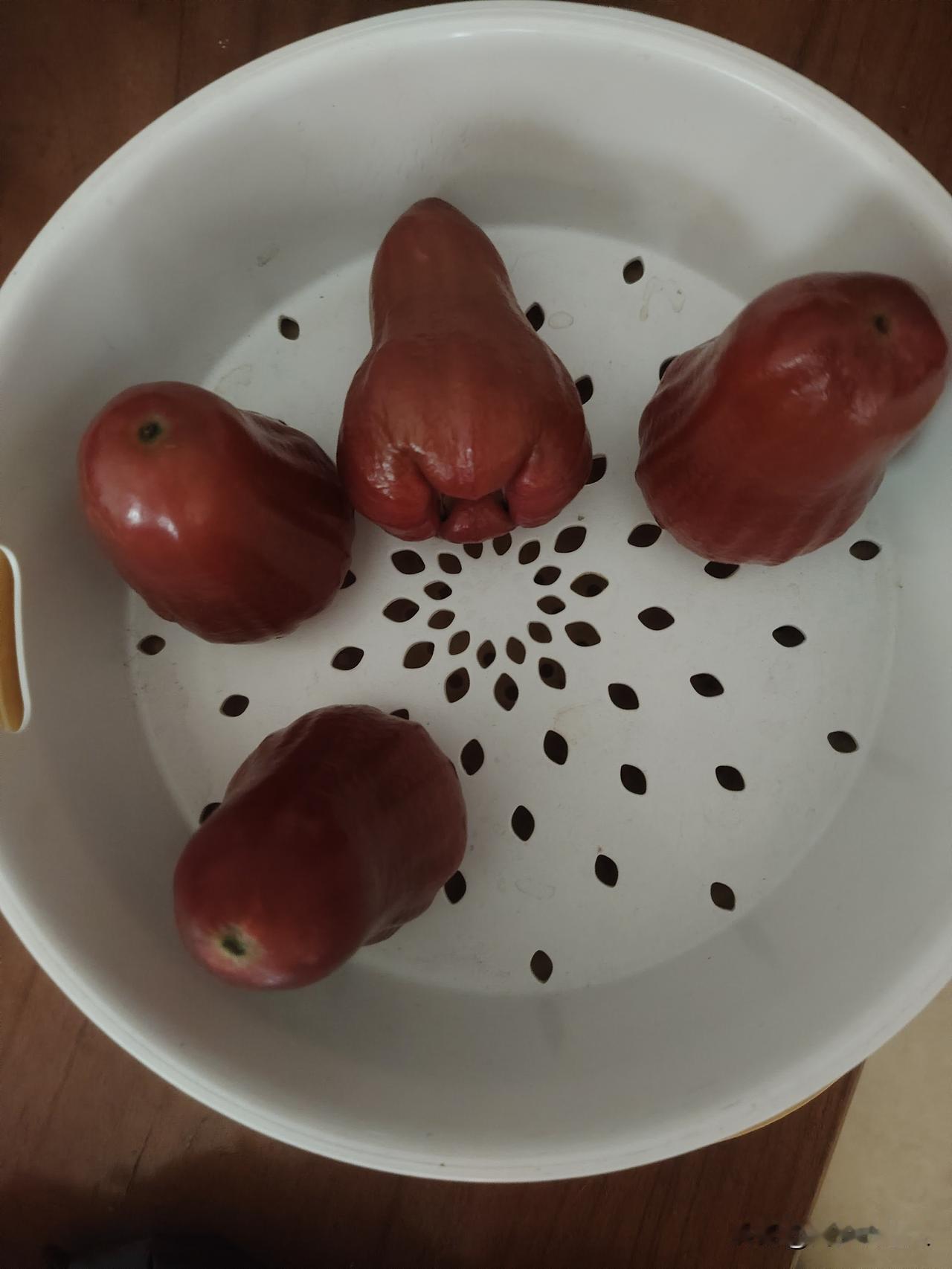 被莲雾惊艳到了，这也太好吃了吧！多汁味道又清甜，有点点像桃的那种清甜或者是梨的。