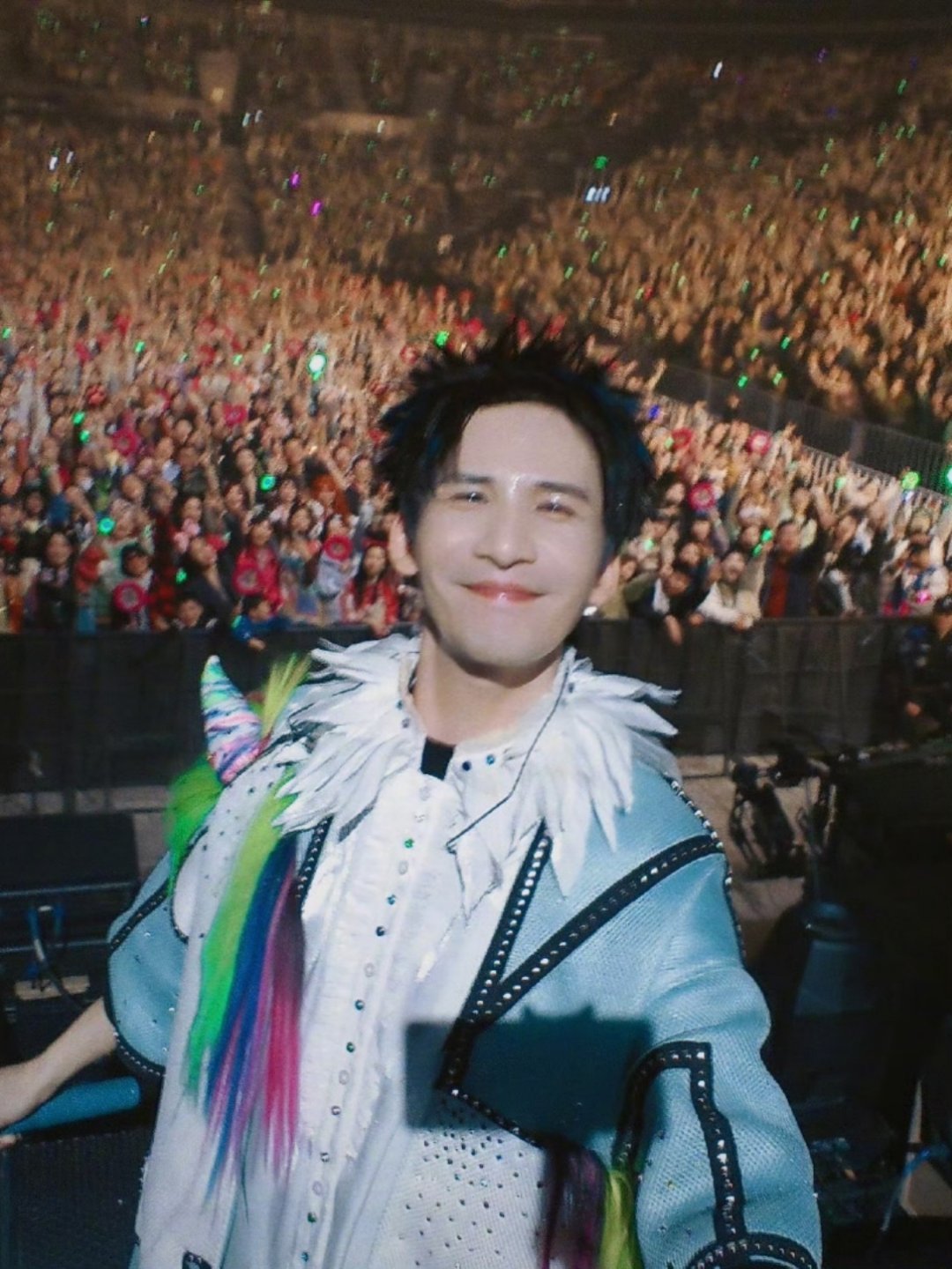 大张伟团队将车辆停在荷兰当地“最好的酒店停车场”。然而取车时发现车窗被砸碎，行李