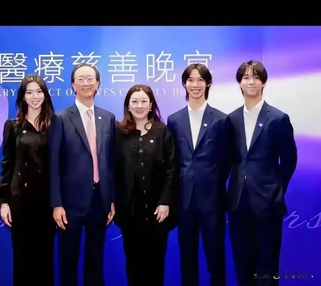 伏明霞最新全家福，老公仍是精瘦干练，三个孩子都已长大成人，都随了父亲的痩，又遗传