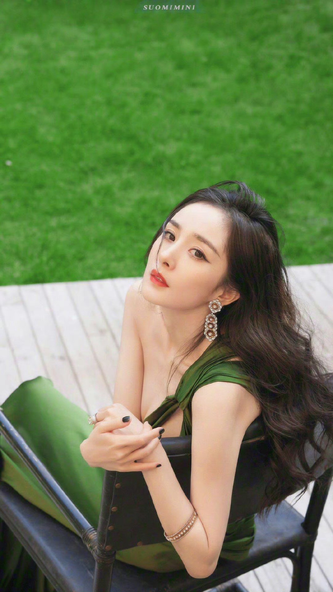 杨幂｜墨绿缎面钉珠礼裙🍃复古贵气的氛围感美人