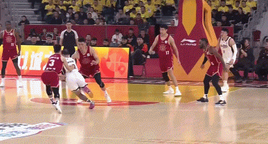 夸张！迪亚洛上演战斧滑翔劈扣！在今天CBA常规赛山西对阵浙江的第三节比赛中，贾