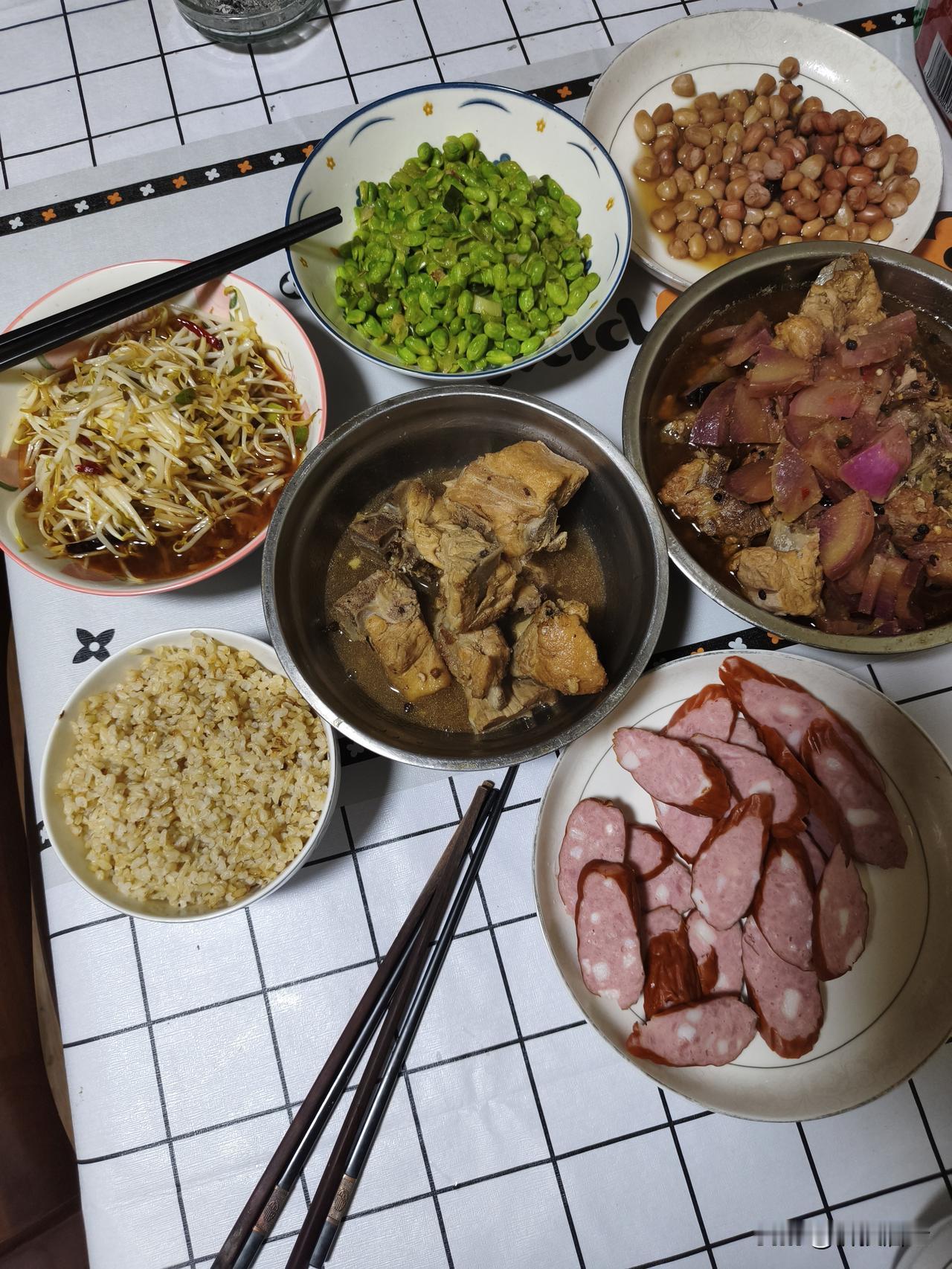 今天周六，父亲从老家回来了，我们家也恢复了一家五口人一起吃饭。今天依然是五个菜，