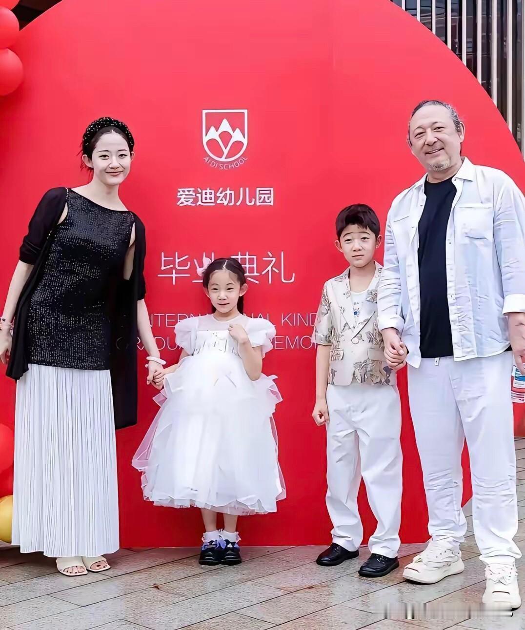58岁作曲家三宝领着儿子，妻子万千惠领着女儿，一家四口在一起的合影其乐融融的。