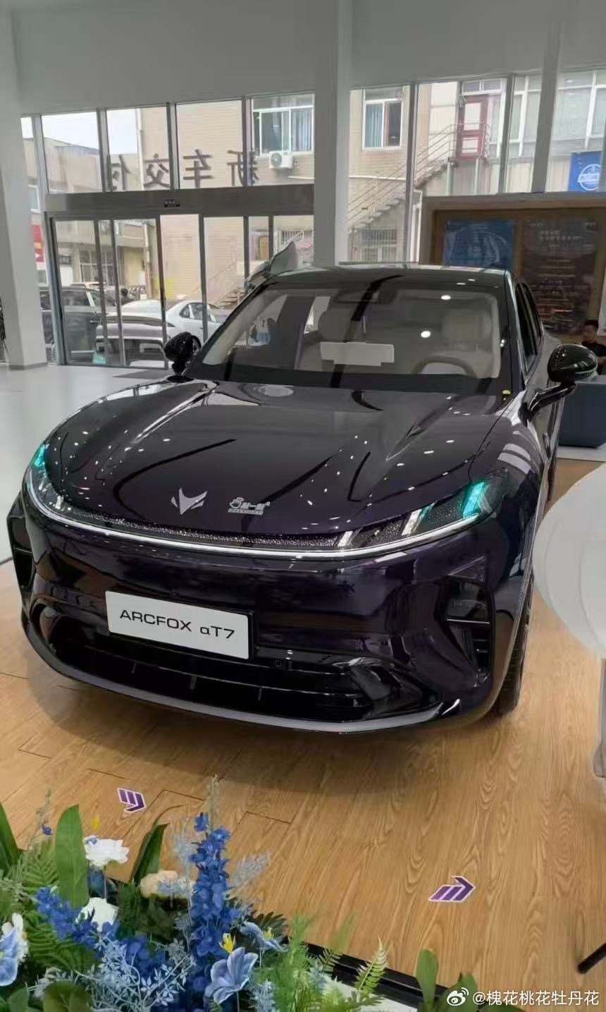一直纠结，十几万预算能不能买到大厂核心部件齐全的SUV。逛多家门店之后，终于见到实车极狐阿尔法T7。