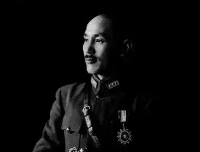 抗战后，没有解放战争，蒋介石继续在岗，中国啥样？把两内忧一外患看清楚，就知道了。