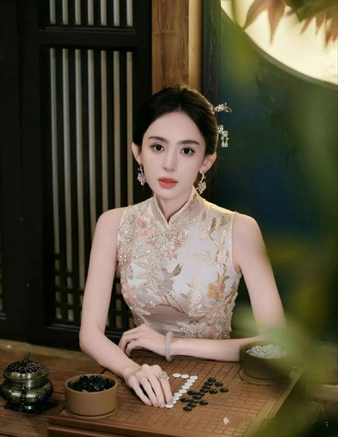 娜扎的盘发也是山茶花娜扎的盘发造型宛如一朵精致的山茶花,美得令人惊艳。设计简约却