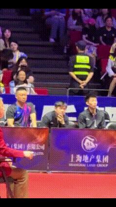 乒超联赛看台上沉浸式观战的东东，竟然如此可爱！队友输了球，东东皱着眉头露出一丝