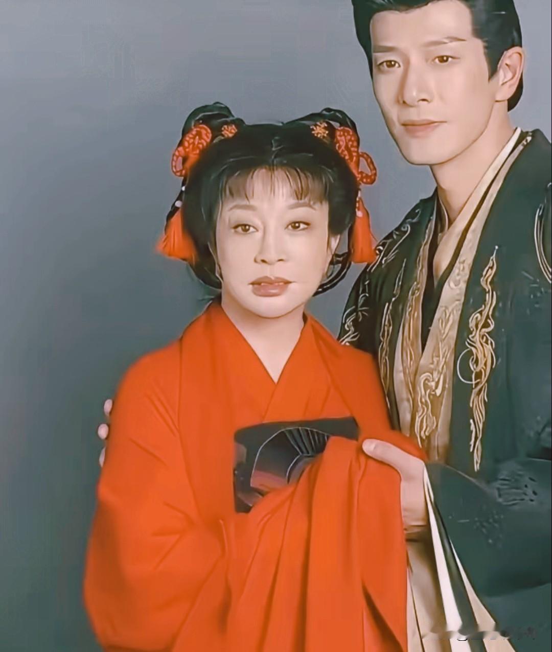 刘晓庆75岁演18岁少女，短剧这波操作太迷了最近刷到新短剧路透直接看懵：75