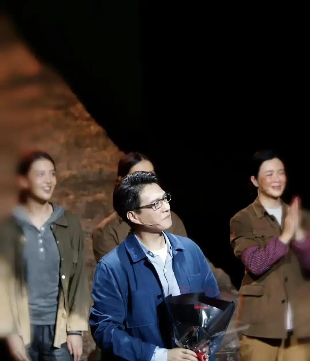 靳东最近又干了几件让人想不到的事。都说演员做好本行就行，他偏不。拍《