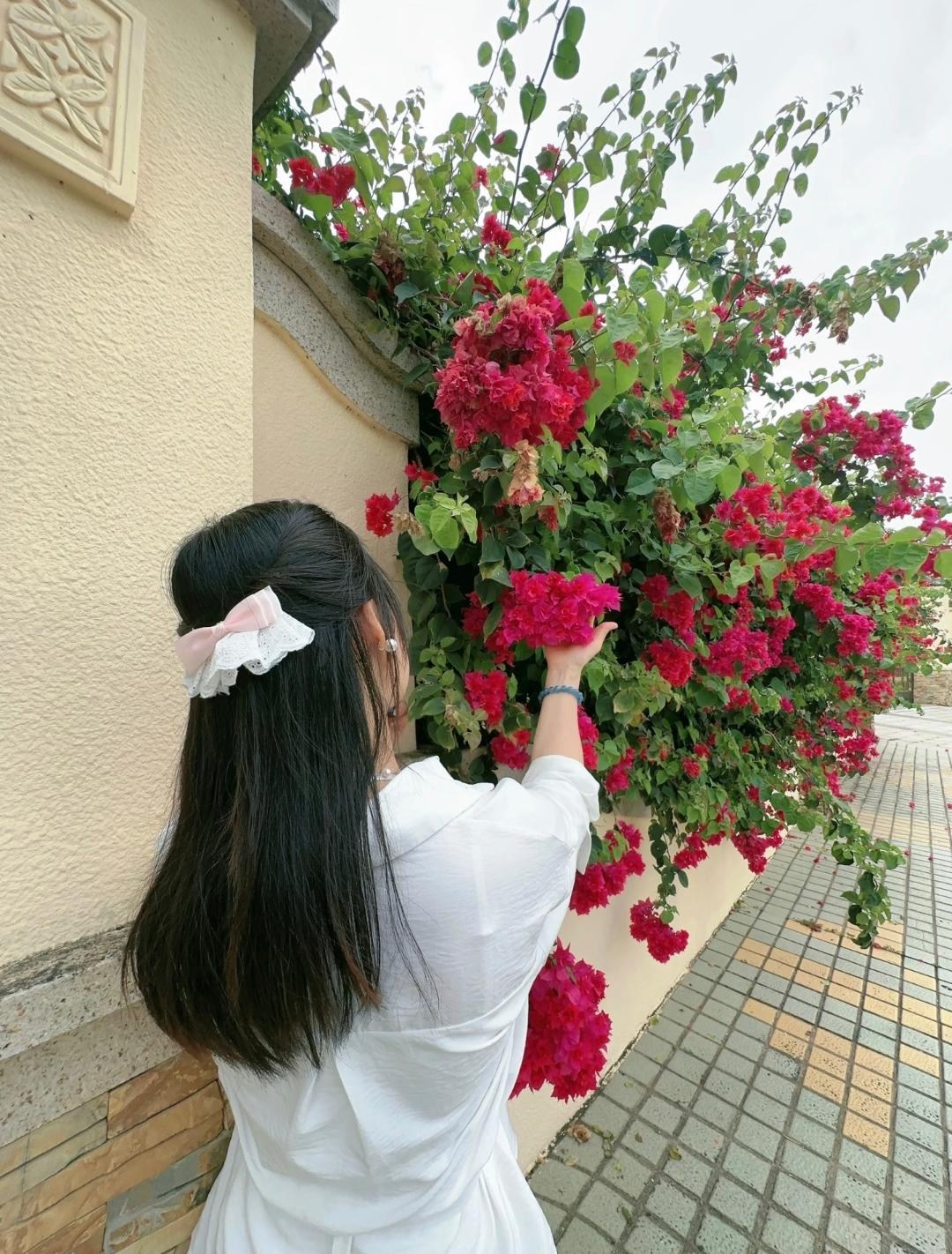 与你相识是一缕风吹皱我心底的湖与你相恋是一场雨淋湿眉眼也甘之如饴与你相伴