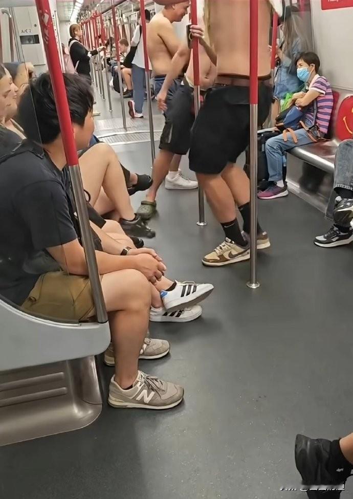“说普通话被冷脸、坐地铁被嫌弃，甚至连讲粤语的广东老乡去香港都得看人家脸色……最