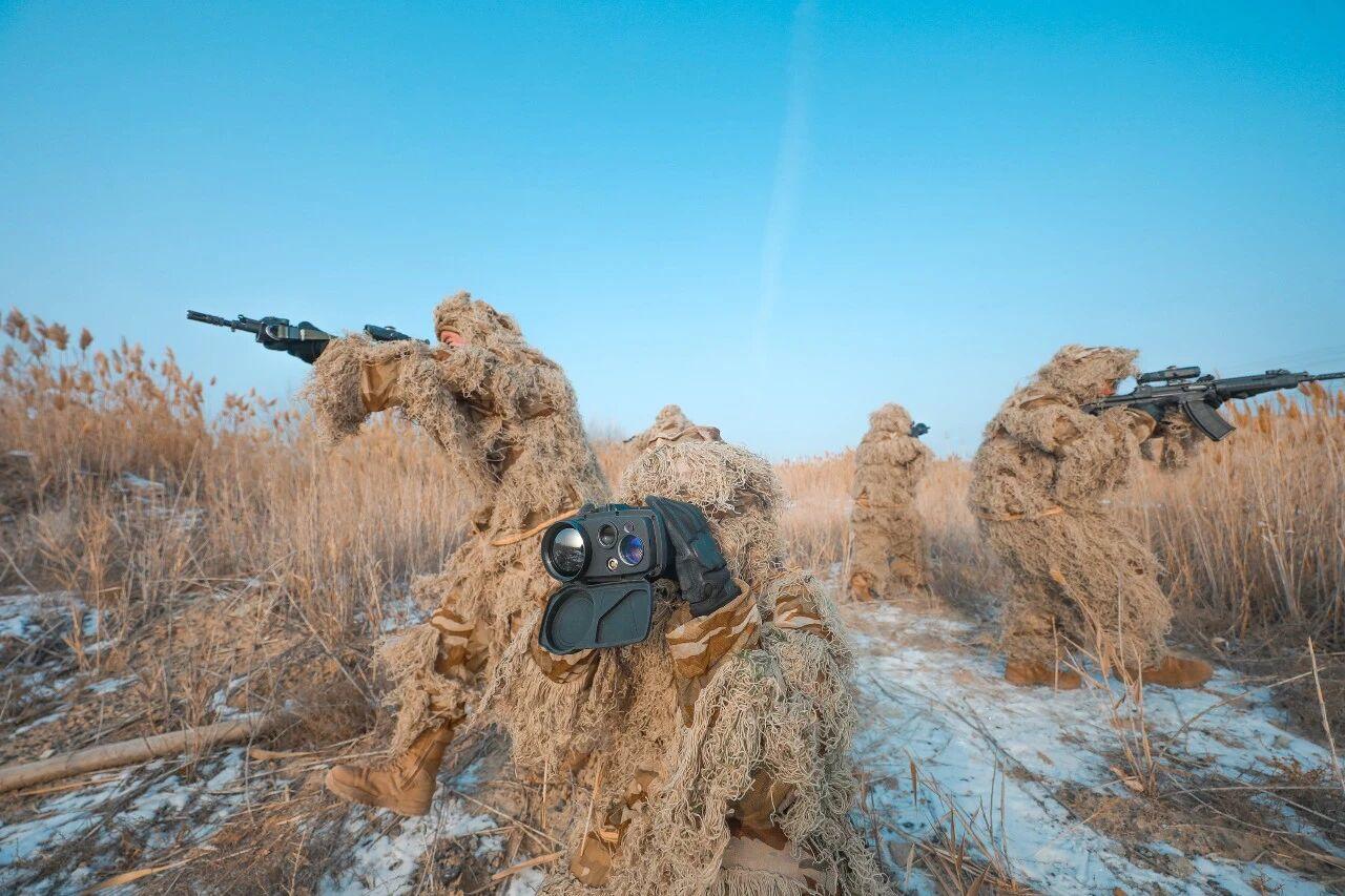 涨知识！特战吉利服和步枪藏着这些门道……咱看解放军特战兵训练觉得帅，其实里