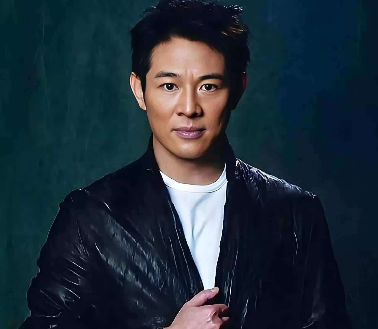 李连杰现在肯定后悔，和比自己大2岁的原配妻子黄秋燕离婚。李连杰现任妻子利智也比他