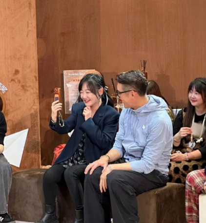 薛佳凝怎么变成这样了，我记得她才四十几岁啊。可能真的是到岁数了，没做啥特别处理，