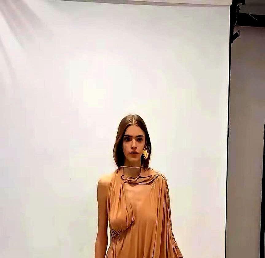 放弃好莱坞，去零下十度的酒厂演一个酗酒的修女。这笔账，东欧的顶级演员们，算得比