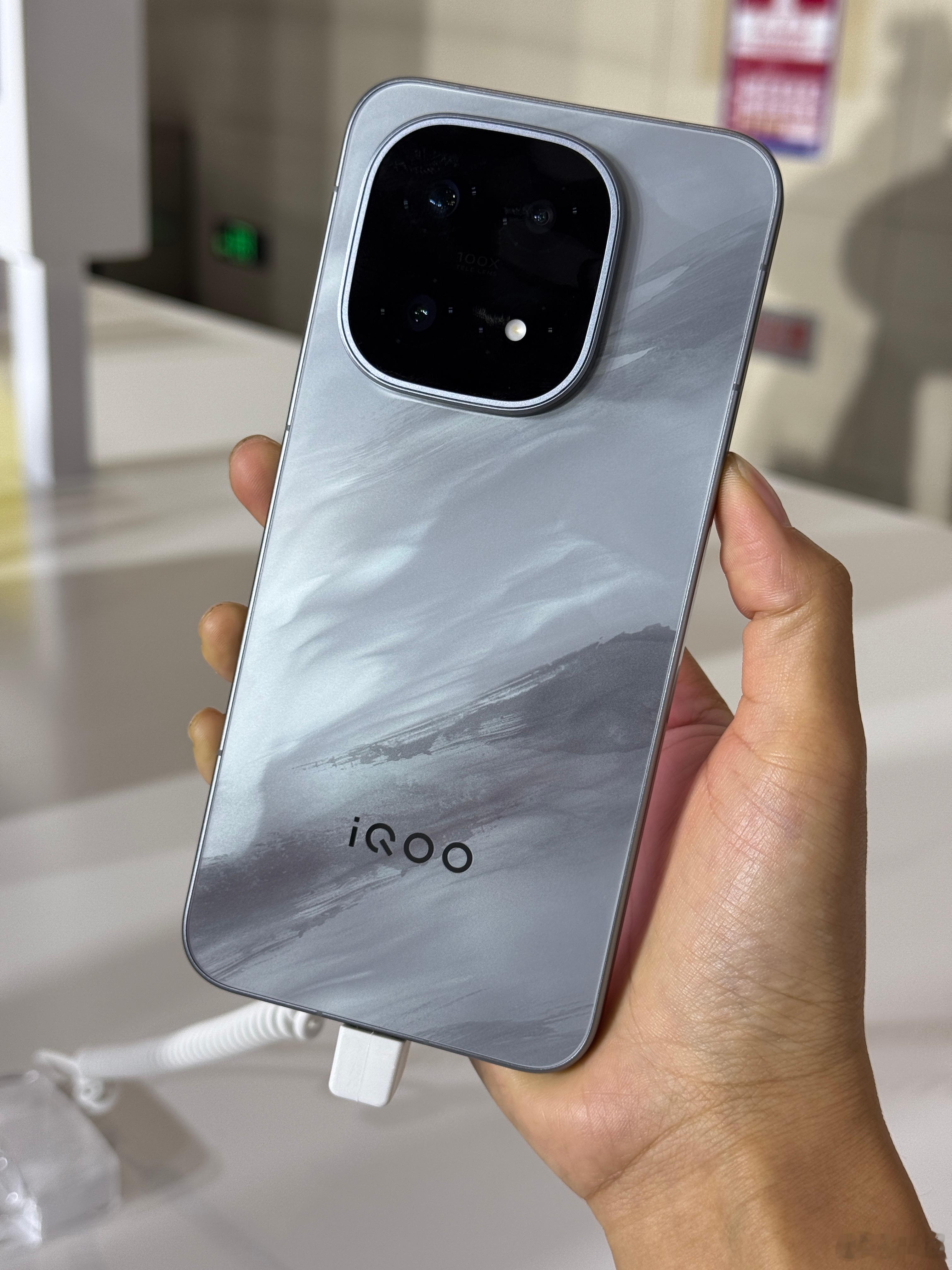 摸摸新机iQOO15，这个配色叫「凌云」，像是捧着一副水墨画在手上的感觉