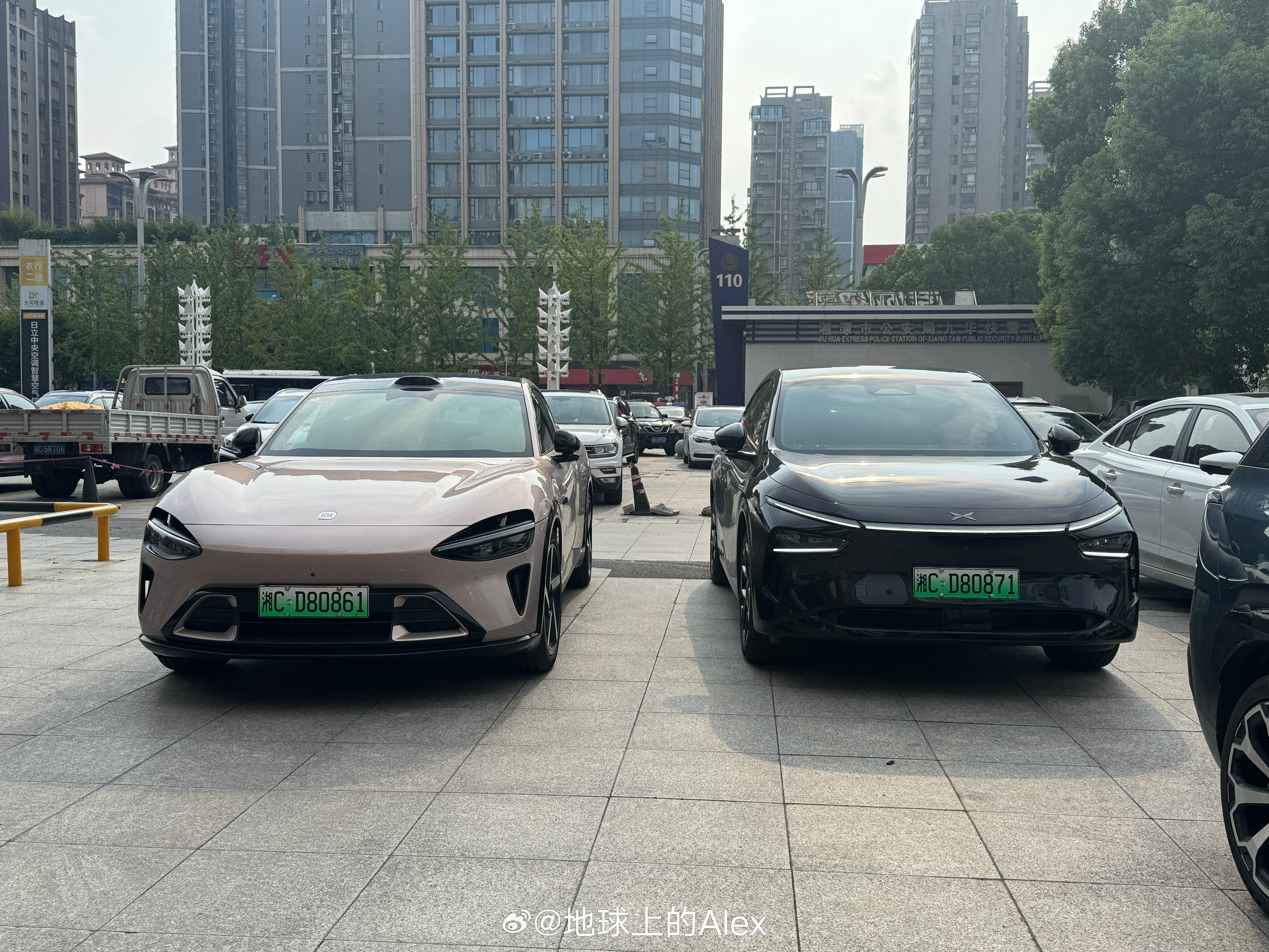 家里人把我的小鹏G7上好牌开了过来终于跟YU7拍上合照了这牌照是不是跟小米YU7