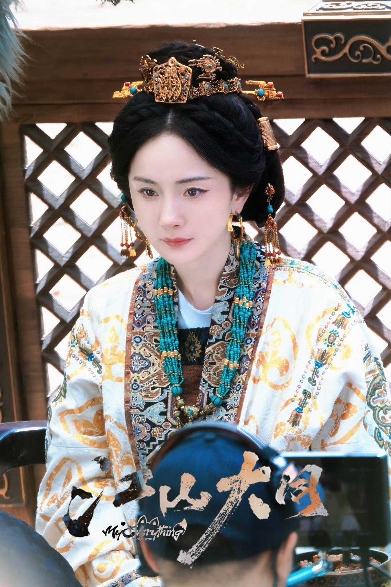 杨幂冯太后盘发造型路透这两天的冯太后，完全沉浸在冯湮儿的月牙笑和美萌美萌里～