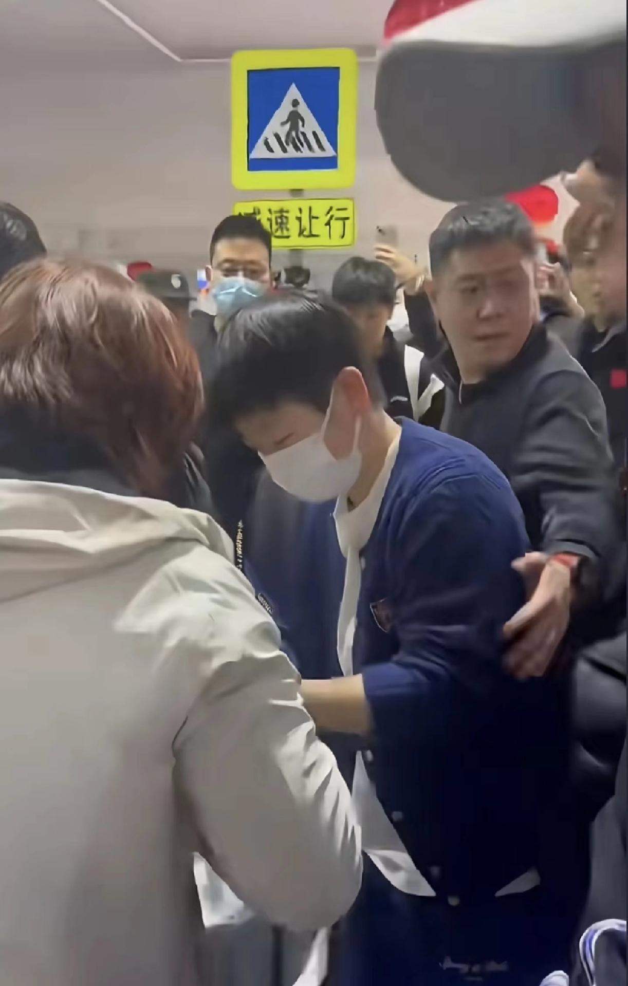 海口机场的一个动作让孙颖莎球迷终于认可邱贻可！一直以来，关于洛杉矶奥运周期，孙