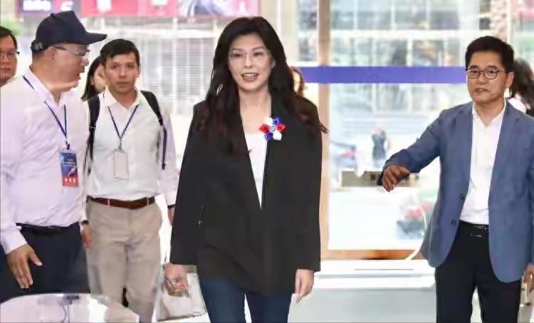 大家好！今天要告诉你一个震撼的消息——郑丽文正式走马上任！你以为这只是个普通的人