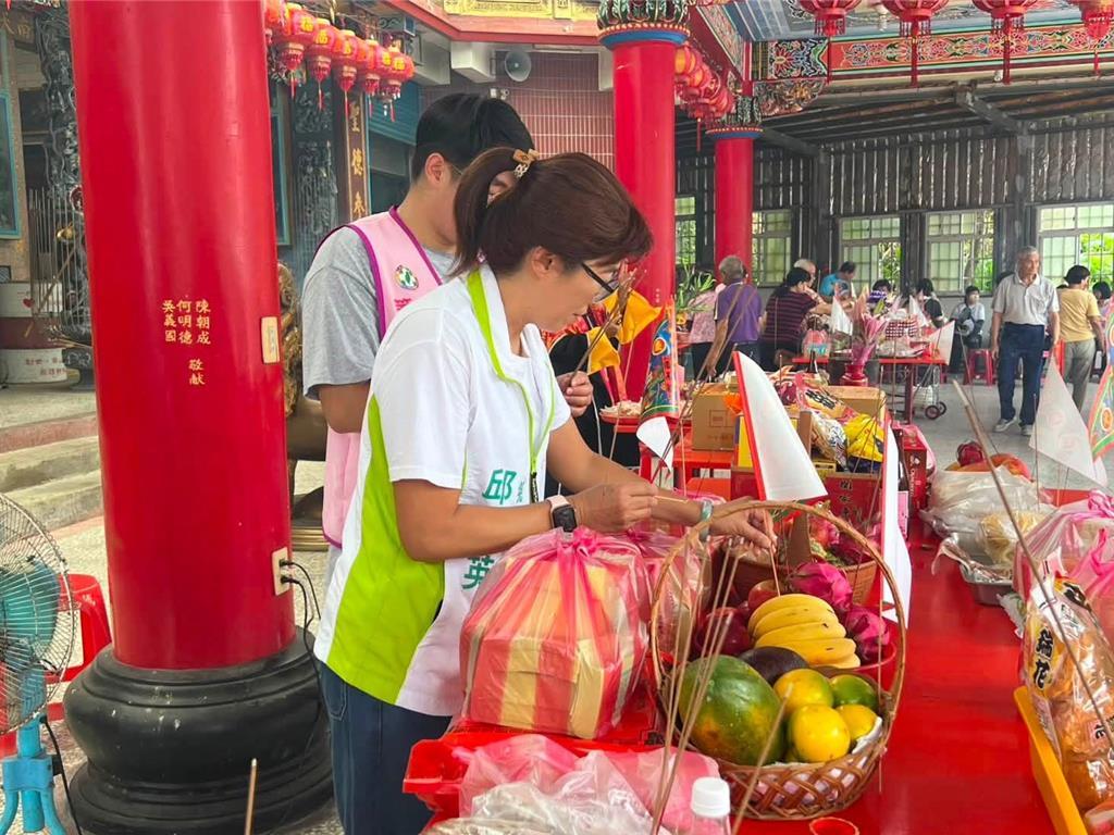 花莲选战惊传噩耗！民进党参选人邱凤英中秋晚会倒下，再没醒来。 9月22号晚上