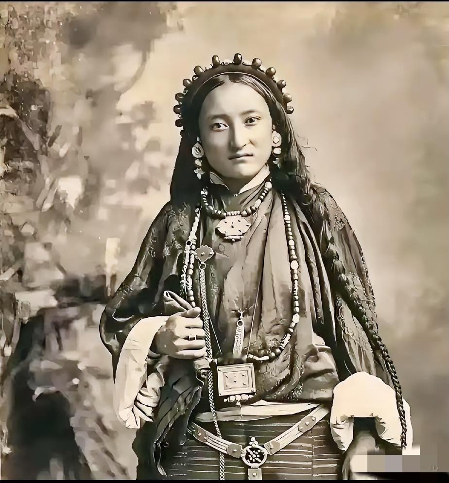 1959年，解放军冲进西藏大贵族索康·旺清格勒的庄园，撬开几间上百年没开过的密室