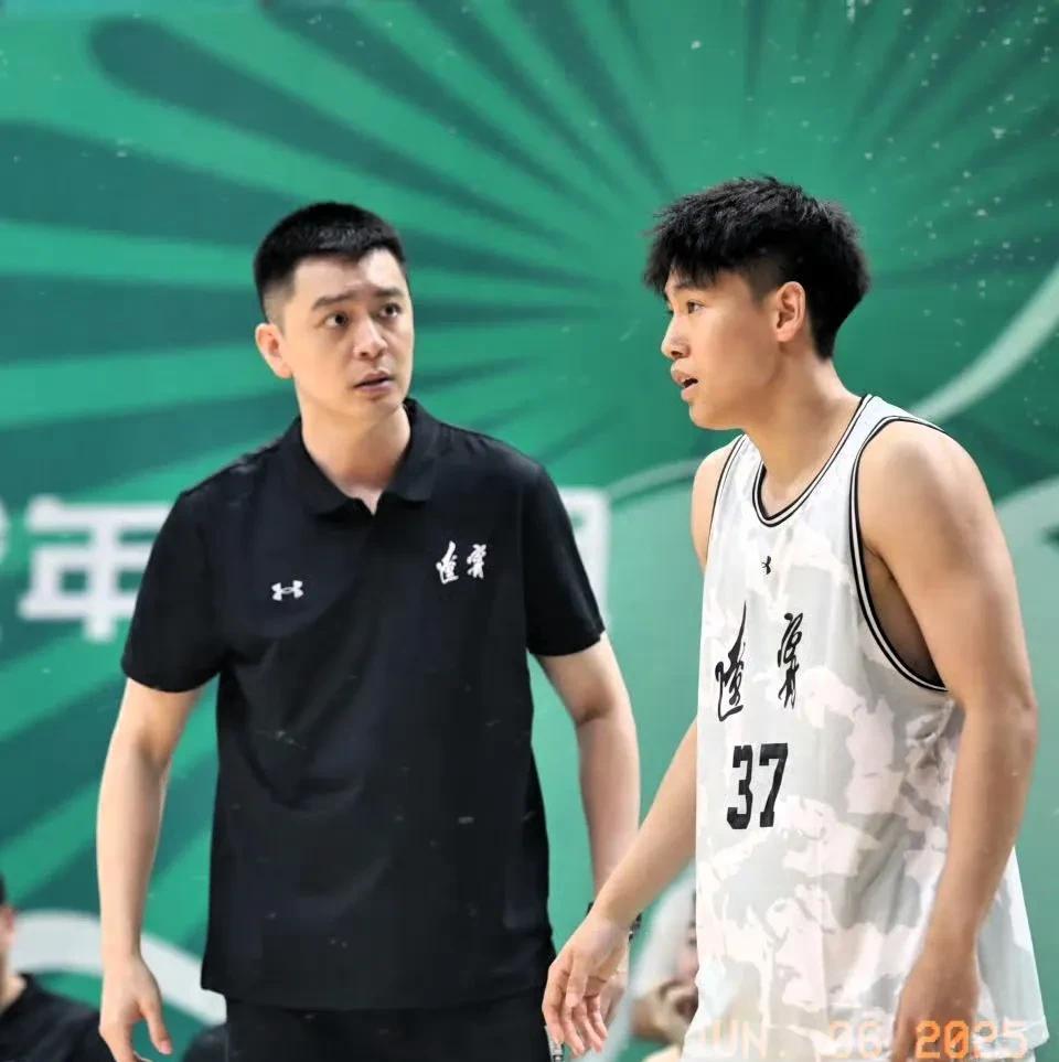 600万先生周琦两节打卡下班，孙铭徽双拳难敌十手，杨鸣不愧是cba名帅！在全运会