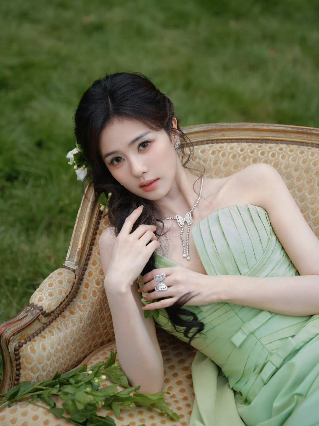 白鹿茉莉花仙子白鹿这身造型宛如从茉莉花园中走出的仙子，一袭素白长裙缀着细