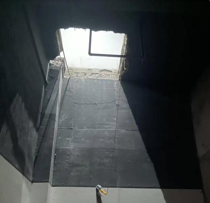 太可怕了！湖南长沙，某小区的一楼住户在自家客厅挖了个洞，直达地下室！邻居发现后担